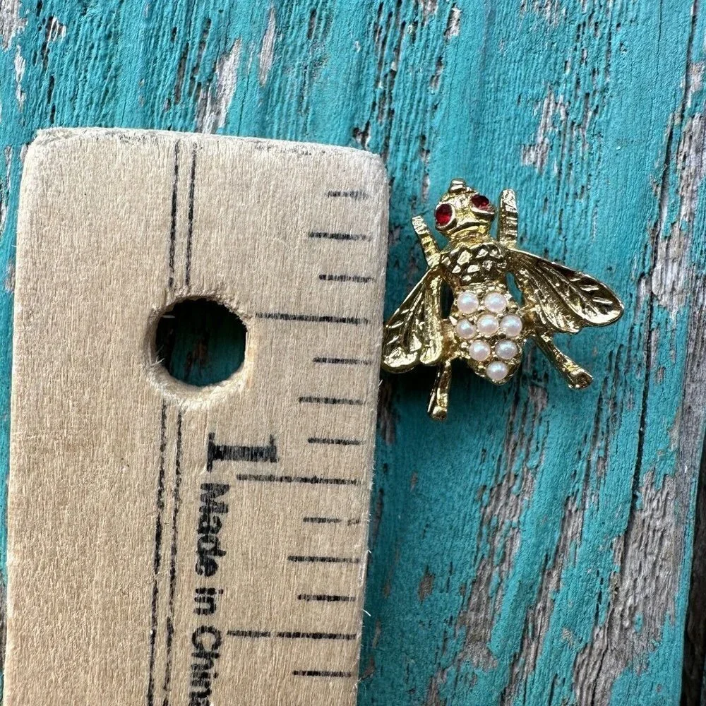 VTG Bumble Bee Pin Brooch 0.625 Inch Gold Tone Baby Pearl Red Rhinestones‎ Eyes
